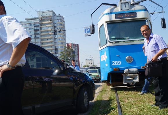 Рух трамваїв на Пирогова заблокував неправильно припаркований «Рено»