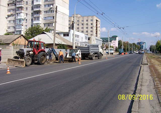 У Вінниці асфальтують тротуар по вул. Келецькій