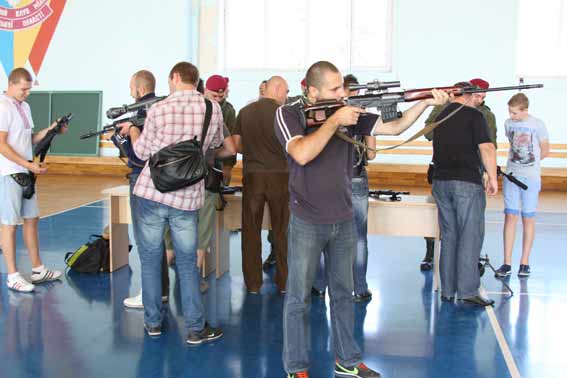 Цивільних вінничан почали навчати як поводитись зі зброєю в умовах війни