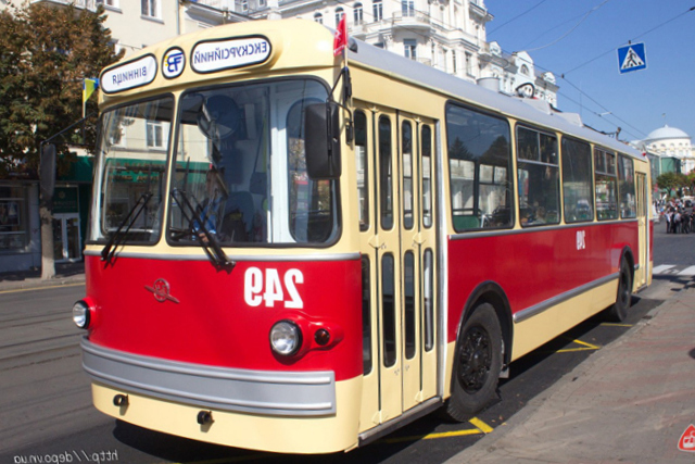 До Дня міста фахівці КП "Вінницька транспортна компанія" відновили раритетний тролейбус «ЗіУ-5»