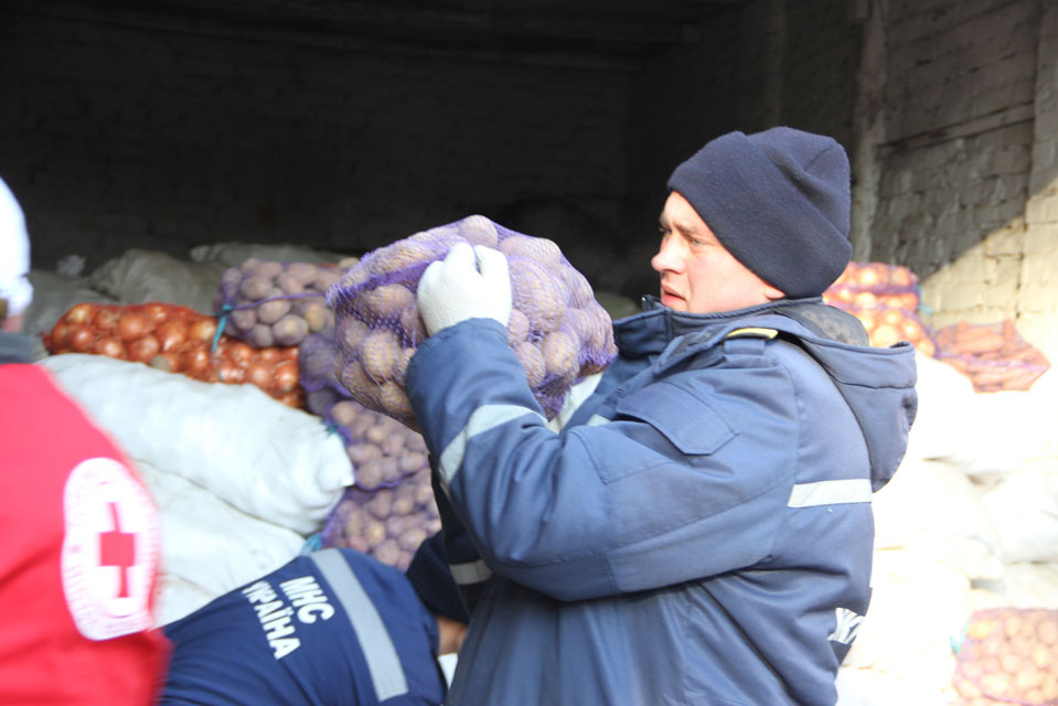 Вінницькі рятувальники долучились до благодійної акції «5 картоплин»