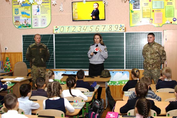 Для учнів 30-ї школи бійці батальйону "Вінниця" провели урок безпеки