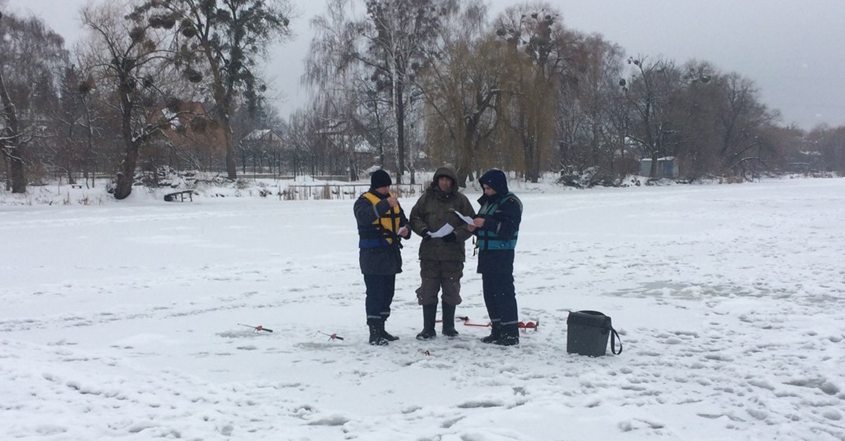 Рятувальники Вінниці провели серед любителів зимової рибалки навчання з правил безпеки на льоду