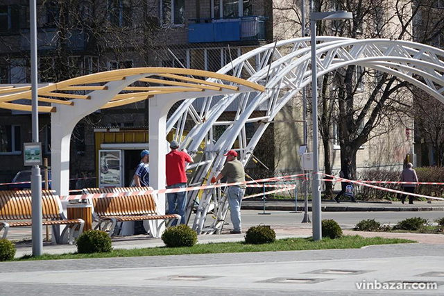Металевий постамент літака на площі Костянтина Могилко почали "обшивати" пластиком