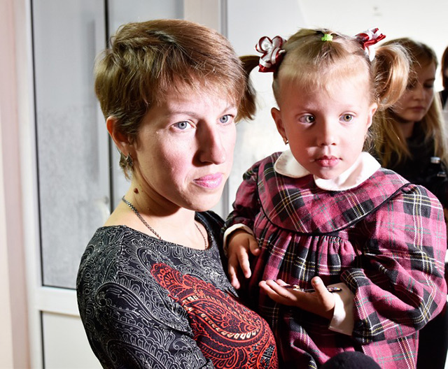 3-річна донька загиблого героя Валерія Трофимчука разом з мамою