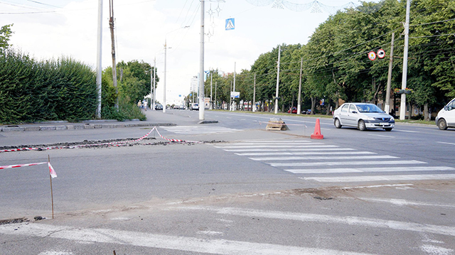 На перехресті вулиць Пирогова та Данила Галицького облаштовують "острівець безпеки"