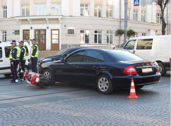У центрі Вінниці під колесами "Мерседеса" опинилися двоє підлітків на скутері
