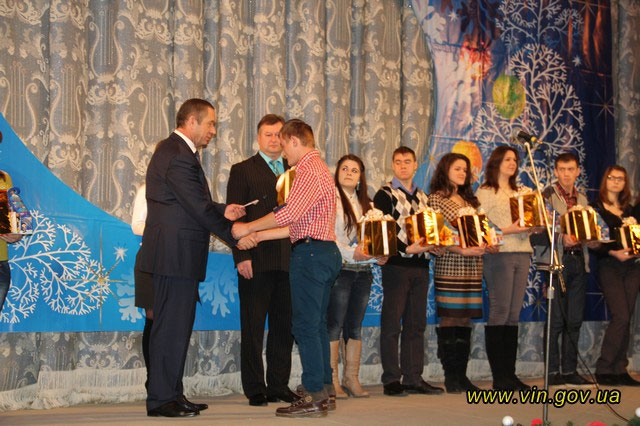 Cтуденти-сироти Вінниччини отримали іменні стипендії від обласної влади