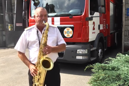 Вінницькі пожежники заступають на чергування під звуки саксофону.