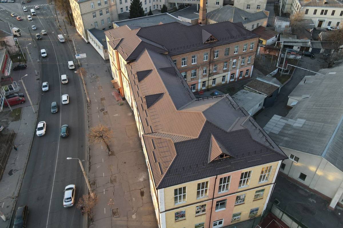 У вінницькій найстарішій школі № 9 відремонтували покрівлю