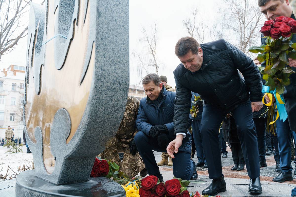 Вінничани покладали квіти з нагоди відзначення Дня Соборності України
