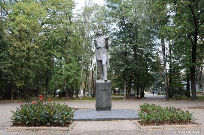 Вінничанам гірко від  Горького: демонтаж пам'ятника викликав у рашистів істерику