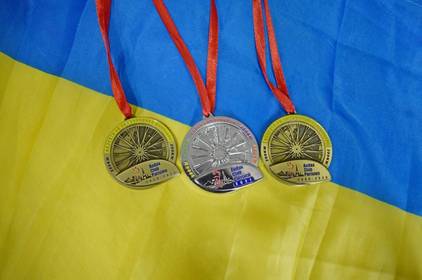 На Вінниччині матері найкращого велосипедиста України передали медалі із Франції 