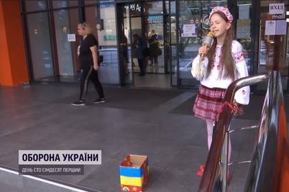 Восьмирічна дівчинка усе літо співає на вулицях Вінниці, аби зібрати гроші для ЗСУ 