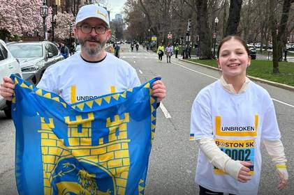"Україна – незламна": 12-річна українка пробігла 5 км марафону на протезах