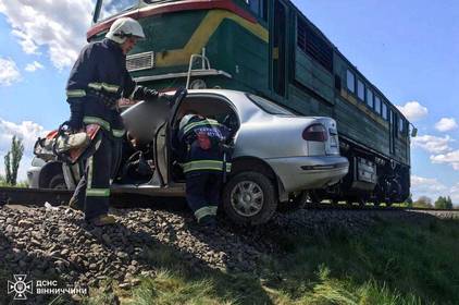 На Вінниччині легковик зіткнувся з тепловозом: водій загинув, пасажирка у лікарні