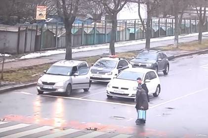 На Вишеньці водій вийшов із авто, аби допомогти чоловікові перейти через дорогу