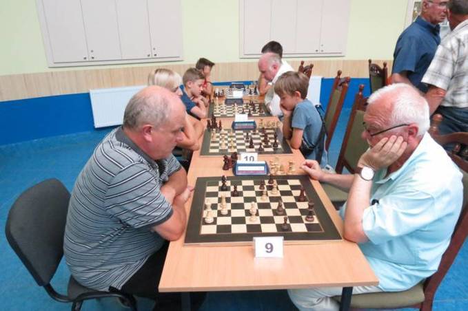 Ветеранів шахів запрошують на турнір до Дня міста: гратимуть у Центральному парку просто неба