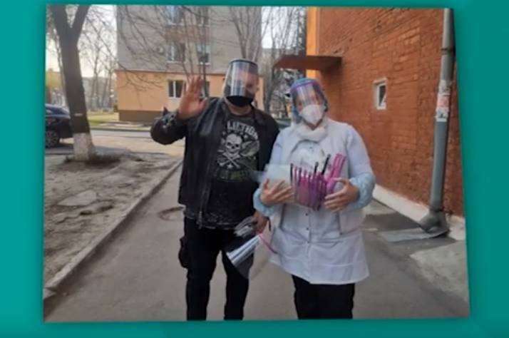 Вінницькі волонтери повезли для київських медиків сотню захисних щитків