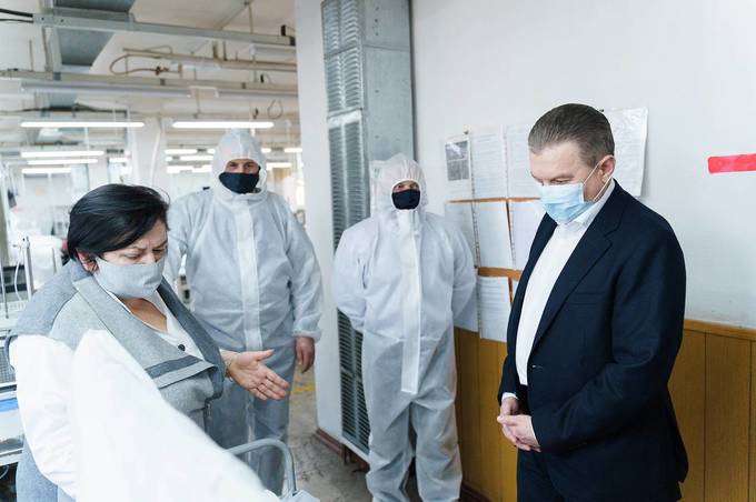 Дві швейні фабрики Вінниці на замовлення міськради пошиють понад 17 тис. захисних костюмів для медиків