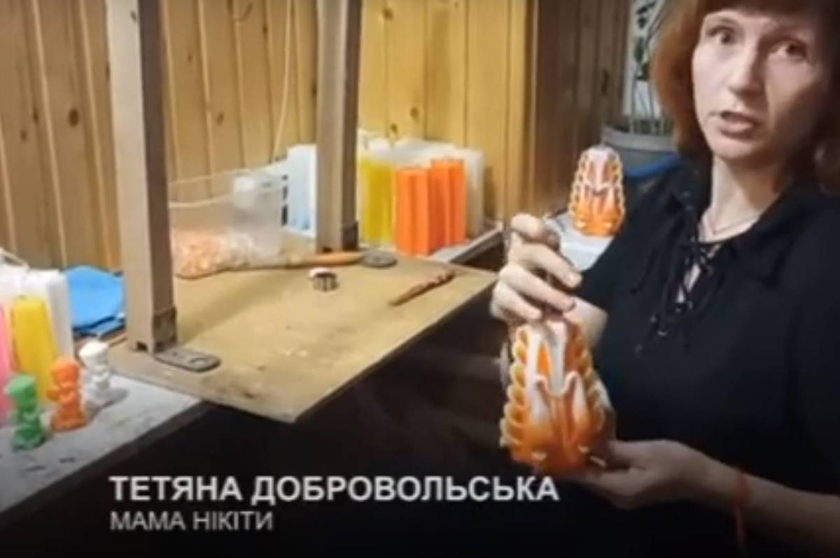 Для збору коштів лікування 5-річного Нікітки Добровольського його родина виготовляє свічки
