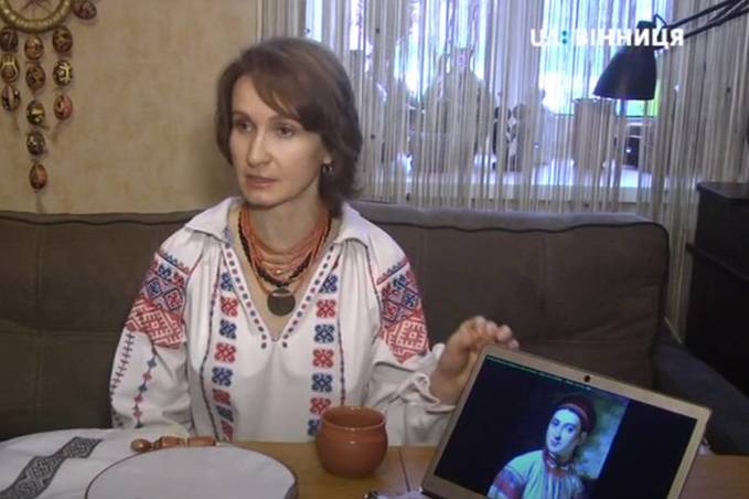 Вінничанка Анастасія Фоміна скопіювала вишиту сорочку з картини ХІХ століття