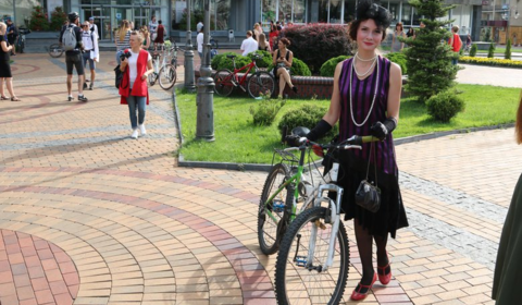 На велосипедах у вечірніх ретро-сукнях та капелюшках: у Вінниці відбувся велопарад "Леді на велосипеді"