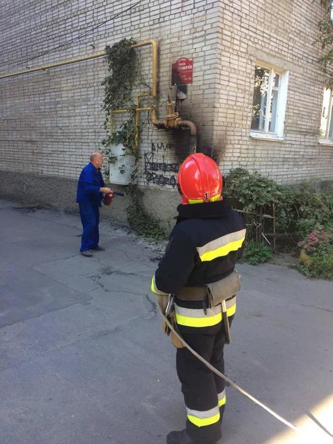 На вулиці Князів Коріатовичів в багатоповерхівці горіла газова труба 