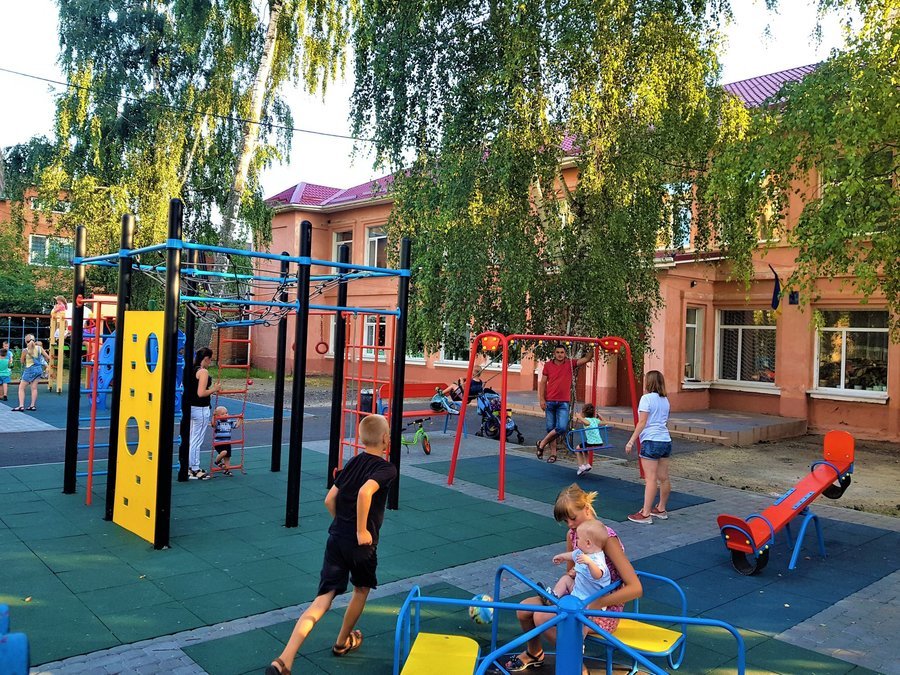 На вулиці Винниченка завершили будівництво дитячого майданчика